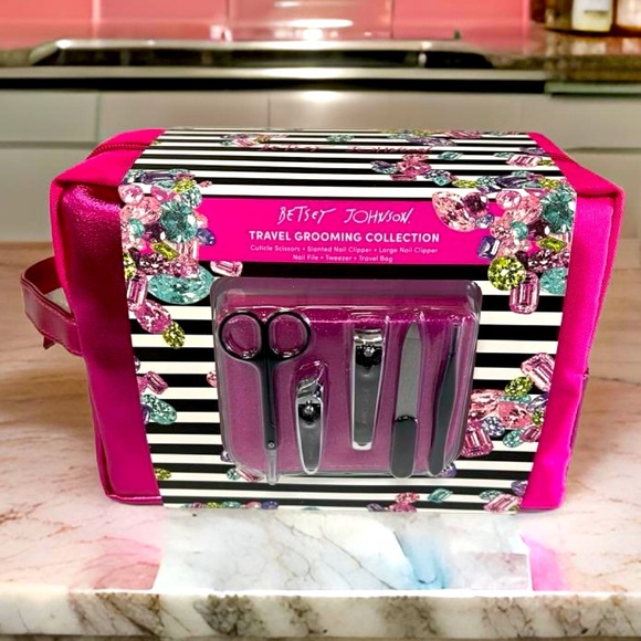 Betsey Johnson Other - Betsey Johnson NWT Travel Groom Kit & Bag Great Size Pink Zip Closure